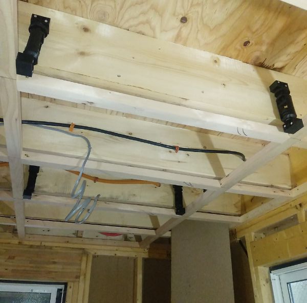 　防振吊具使用天井野縁組み及び電気配線 